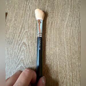 MAC 168S- Large Angled Contour Brush